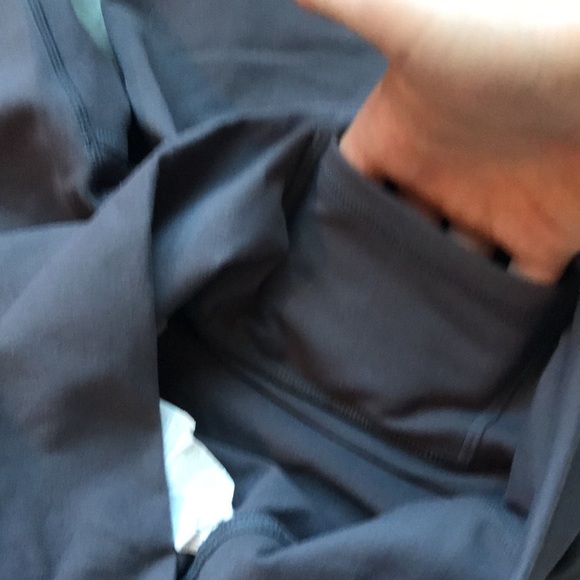 Power hold form fitting leggings. Small pocket - Picture 4 of 4